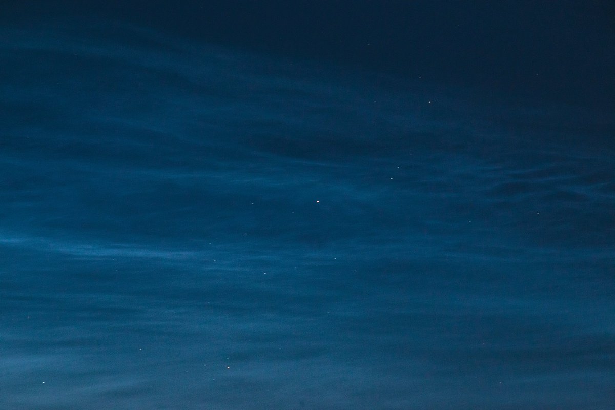 PashaXVI's tweet image. Серебристые облака на фоне ночного неба. Харьков. 17 июня 2019 года, ~22:00 UTC+3
Серебристые облака это "метеорная пыль" на которую намерзает лед, они возникают на границе космоса. Волшебное зрелище.
#noctilucentclouds #astrophotography #weather