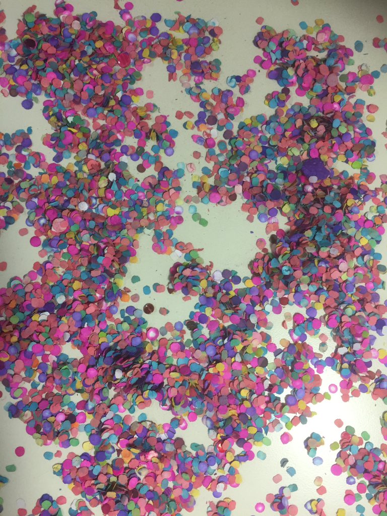 CadaPerroLibro's tweet photo. ¿Existe la confetimancia? https://t.co/v8Z8mbhCtk