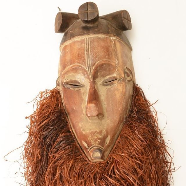 milleabros's tweet photo. African tribal carved wood mask. 20th c., Western Africa, elongated face with jutting chin, raffia, 25"h x 7"w x 5"d (incl. raffia)⠀
•⠀
Lot #1279 in our June 18, 19 &amp; 20 ABC discovery bonanza, featuring property from some of the most celebrated colle… https://t.co/1azJmcxL3g https://t.co/KlzNaoEV96