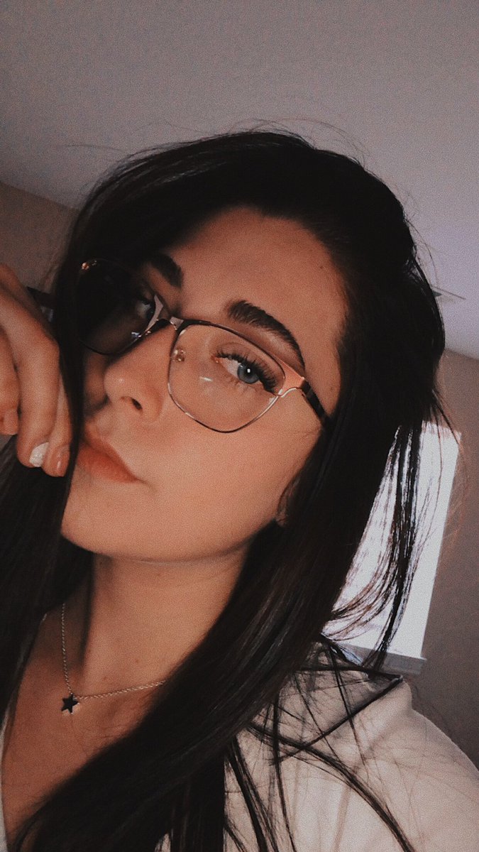 _baileeanderson's tweet photo. happy lil thing https://t.co/wlsVzAw63Q