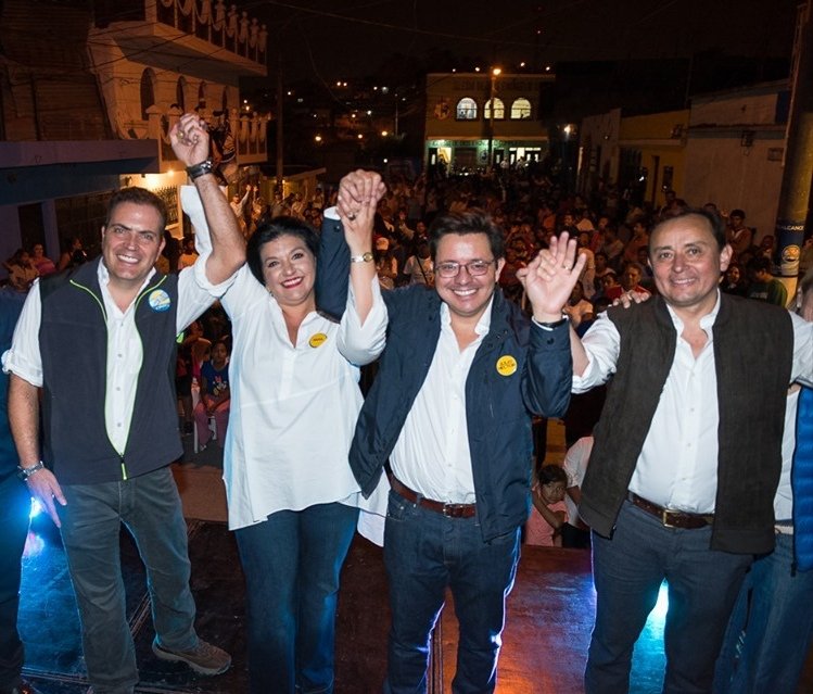 JulioHectorE's tweet photo. Gracias a todos los nos apoyaron en esta aventura, al gran equipo de @creoguate y a la mejor compañera de fórmula @YaraArgueta; Pero sobretodo a @CorinneDedik y a mi familia por estar al pie del cañón, soñando junto a mi.

¡Siempre hacia adelante, nuestro país lo merece! 🇬🇹💛 https://t.co/uHVYR0fNBn