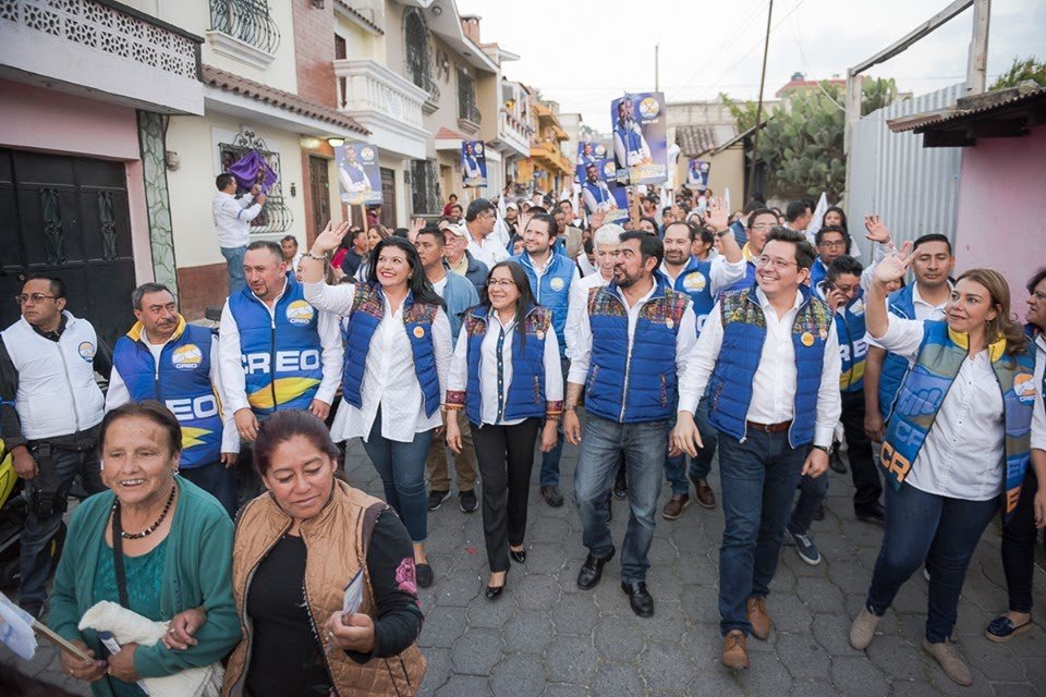 JulioHectorE's tweet photo. Gracias a todos los nos apoyaron en esta aventura, al gran equipo de @creoguate y a la mejor compañera de fórmula @YaraArgueta; Pero sobretodo a @CorinneDedik y a mi familia por estar al pie del cañón, soñando junto a mi.

¡Siempre hacia adelante, nuestro país lo merece! 🇬🇹💛 https://t.co/uHVYR0fNBn