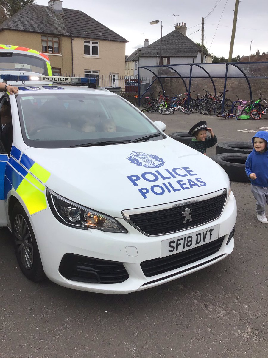 Great excitement when PC Dunlop came to visit and let us play in the police car.  🚔 #communitypolice @airthprimary @CktlbF