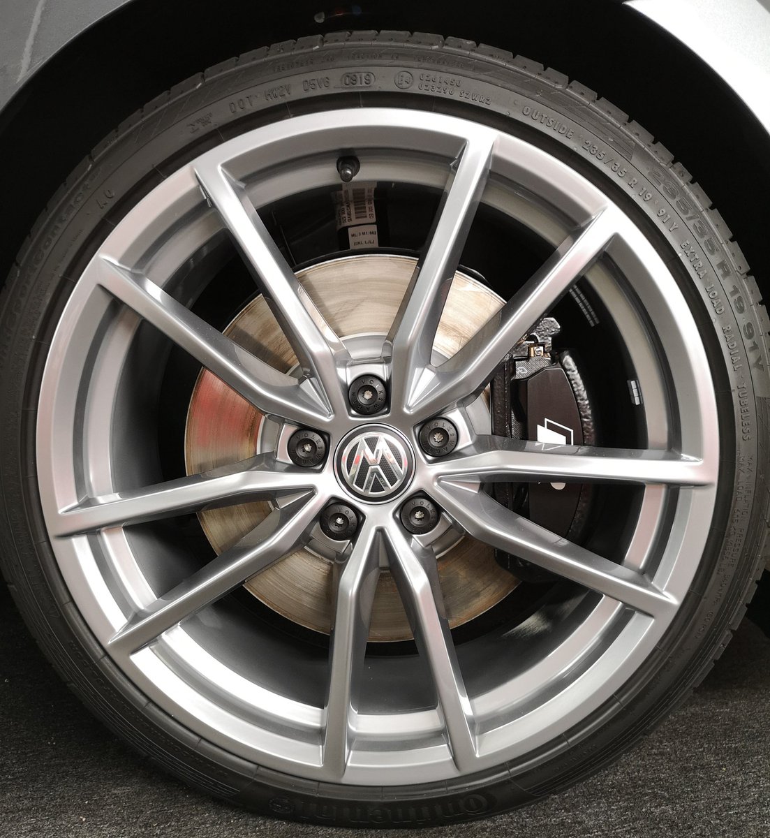 Gleammachine's tweet photo. VW Golf R: new car preparation to include a dual stage machine polish, wheels removed, brake hub refinishing and #gyeonquartz professional grade coatings
#experiencetrueenhancement https://t.co/n0jRm27gRI