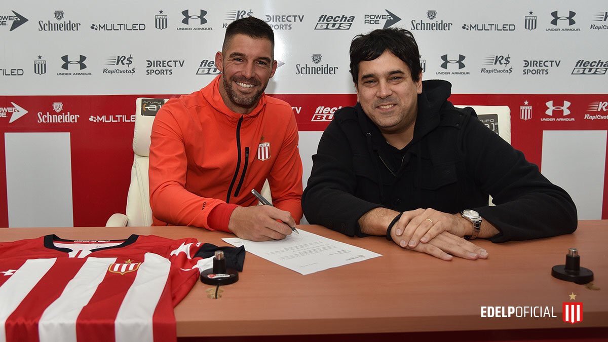Mariano Andújar firmó este lunes la renovación de su contrato con #EDLP por 2 años más. El capitán sigue hasta junio de 2021