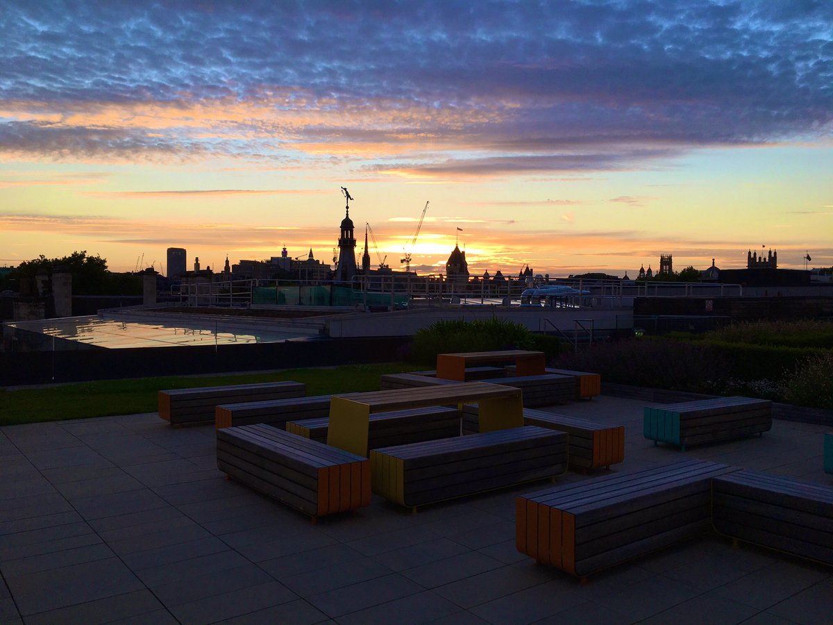 newpubuk's tweet photo. RT @SYP_LDN: We interrupt this live tweeting for a Carmelite House sunset π #SYPSpeedDating https://t.co/bSG0gP1YMO