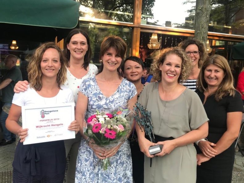 EstherSpall's tweet photo. Wat een prachtige erkenning voor het werk dat iedereen bij @Wijkracht de afgelopen jaren heeft verzet. Persprijs 2019 Hengelo’s peil voor ons verbindende en onmisbare werk in de samenleving. Dank @tubantia @RadioHengeloTV @SchouwbHengelo #sociaalwerkwerkt https://t.co/Zifm7ZMnzO