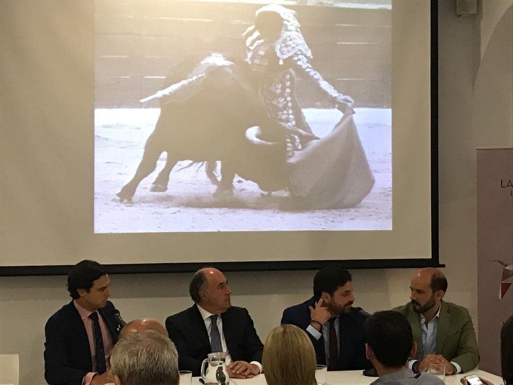 lancesdefuturo's tweet photo. #Algeciras Gran conferencia de Agustin y Joaquin Arjona @Firma_Arjona "La fotografia taurina en la visión de los Arjona"! Un lujazo contar con vosotros!! 
#actividadesculturales #50aniversarioLasPalomas #toros https://t.co/m1xKC51JbO