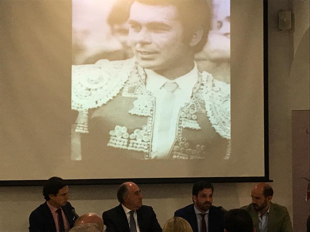 lancesdefuturo's tweet photo. #Algeciras Gran conferencia de Agustin y Joaquin Arjona @Firma_Arjona "La fotografia taurina en la visión de los Arjona"! Un lujazo contar con vosotros!! 
#actividadesculturales #50aniversarioLasPalomas #toros https://t.co/m1xKC51JbO