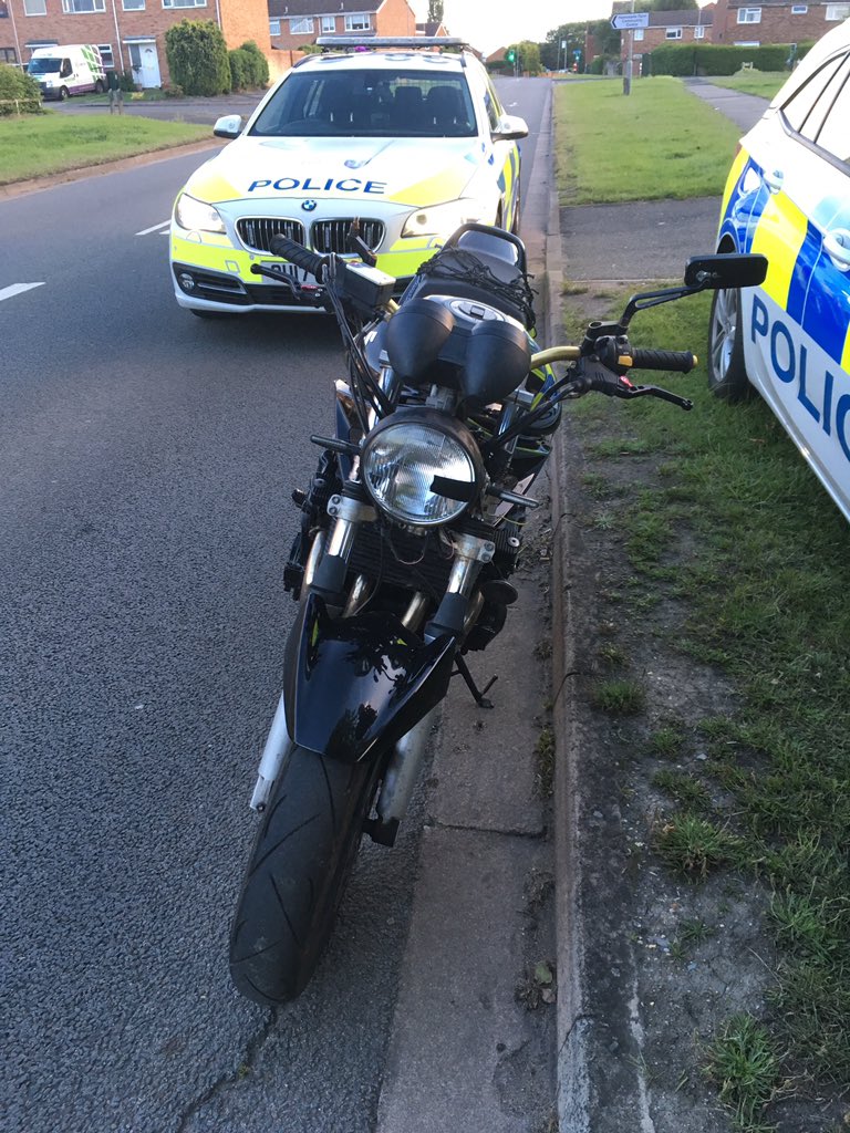 tvprp's tweet photo. This motorbike was involved in a pursuit with us this evening in Aylesbury after being reported as stolen. Found a short while later abandoned. Motorbike recovered = 1 happy bike owner 👍. Awaiting forensic analysis 🕵️‍♂️#everycontactleavesatrace #P6432 #P7280 https://t.co/wdWSD6peH1