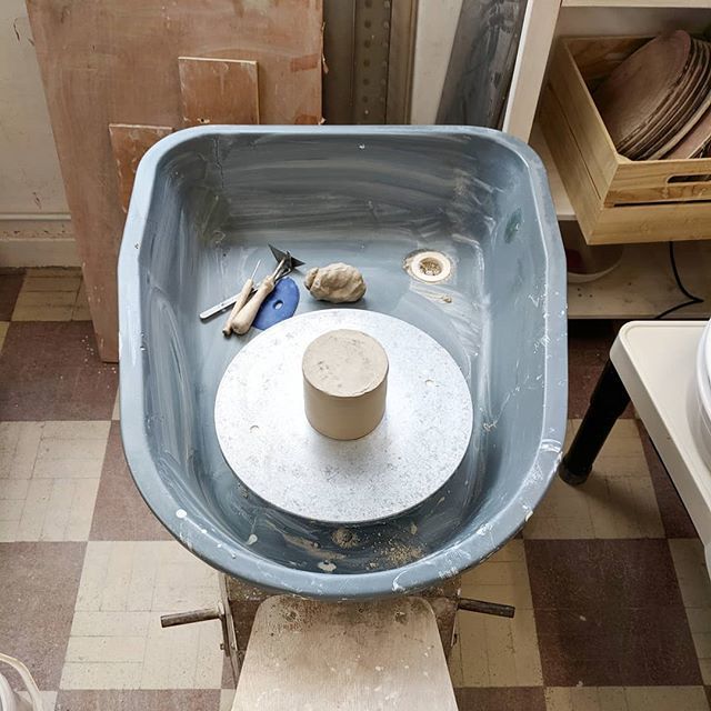 hannah_s_design's tweet photo. Monday evening is for Clay Club! I've been turning mugs I made two weeks ago, added handles and threw a few teeny tiny pots. .
.
.
#pottery #potterystudio #handmadeisbest #handmadeceramics #wheelthrownpottery #wheelthrown #wheelthrowingceramics #throwing… https://t.co/ZO5llHg97Z https://t.co/CYd00anq9H