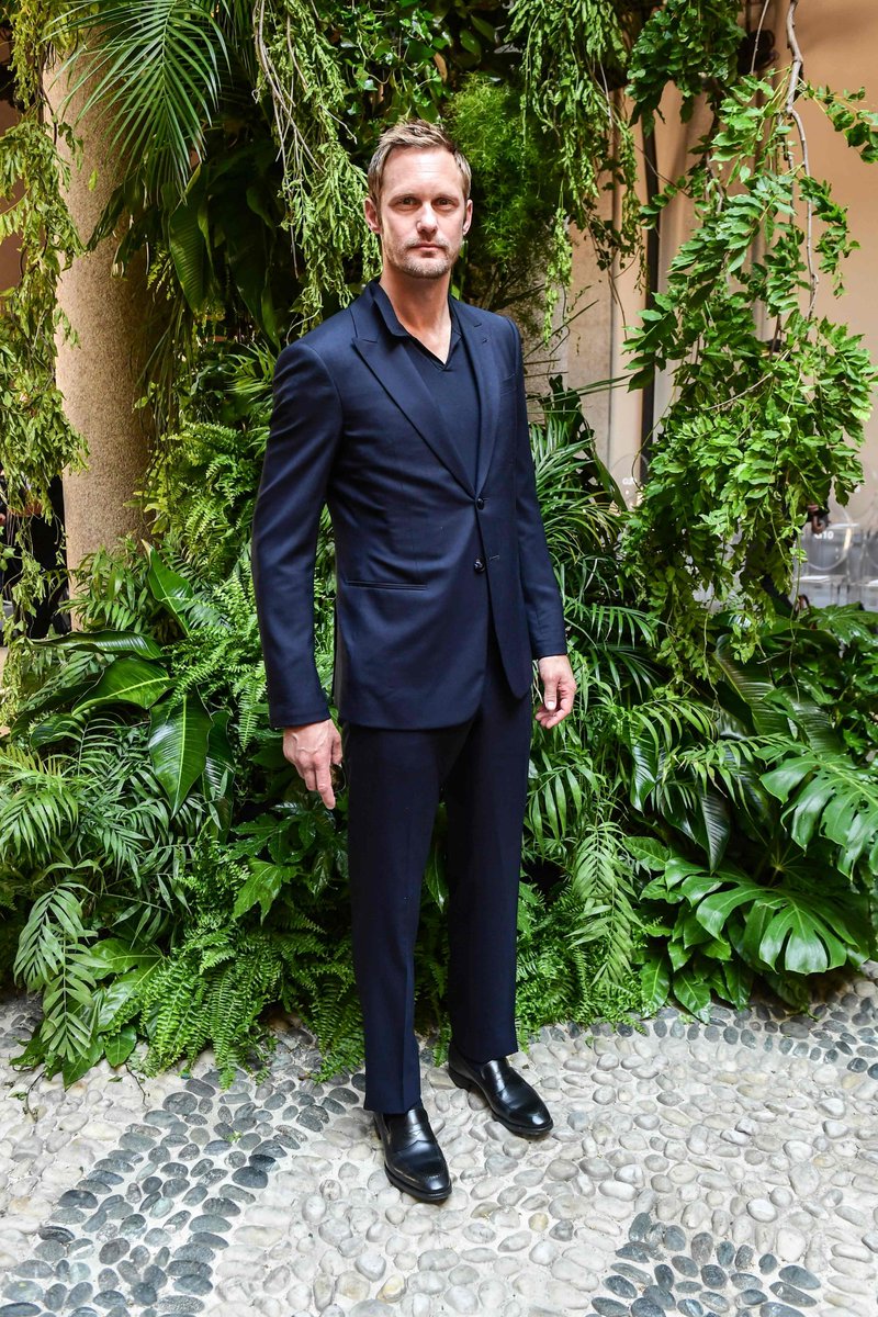 Alexander Skarsgard in drag is unrecognizable at premiere — see the pics, image size:800x1200