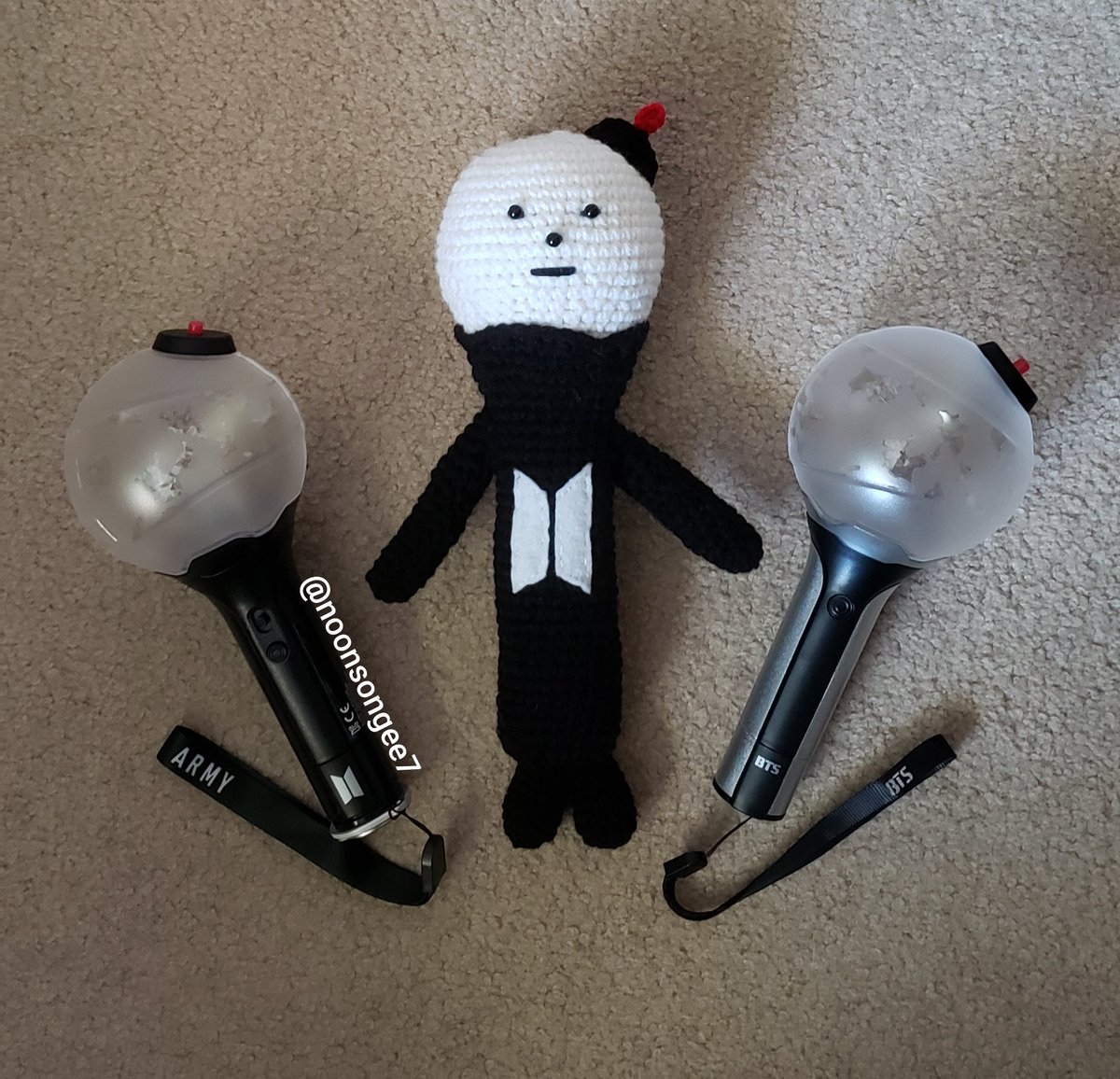 NoonSongee7's tweet photo. So because i saw the army bomb mascots from 5th muster and thought they were adorable, i made something 👉👈 @BTS_twt https://t.co/FJNxAwA1t8