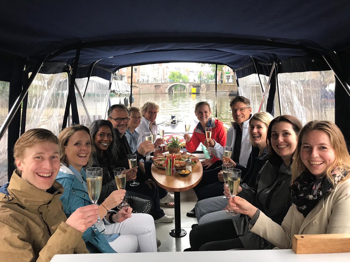 Met de Maatschap door de Utrechtse grachten. Ook proostend op mooie nieuwe opdrachten.