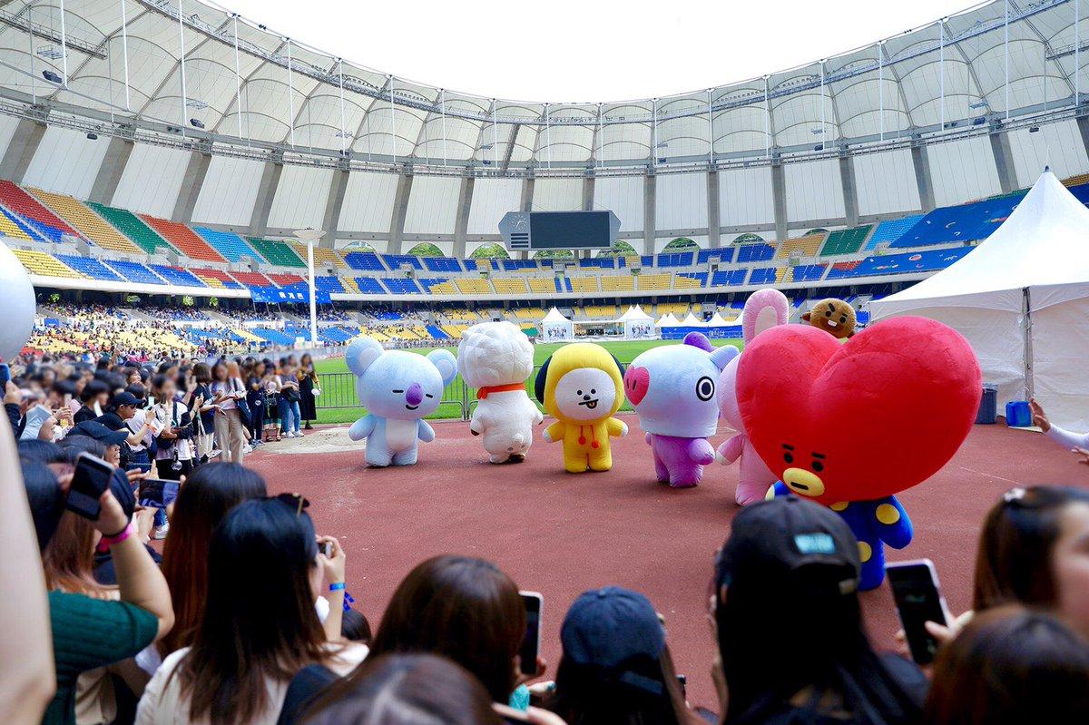 cyntia_giraldo's tweet photo. A magical moment at a magical place ✨
#Readyfor #NextMagic #BT21 https://t.co/mDCVvNO3MU