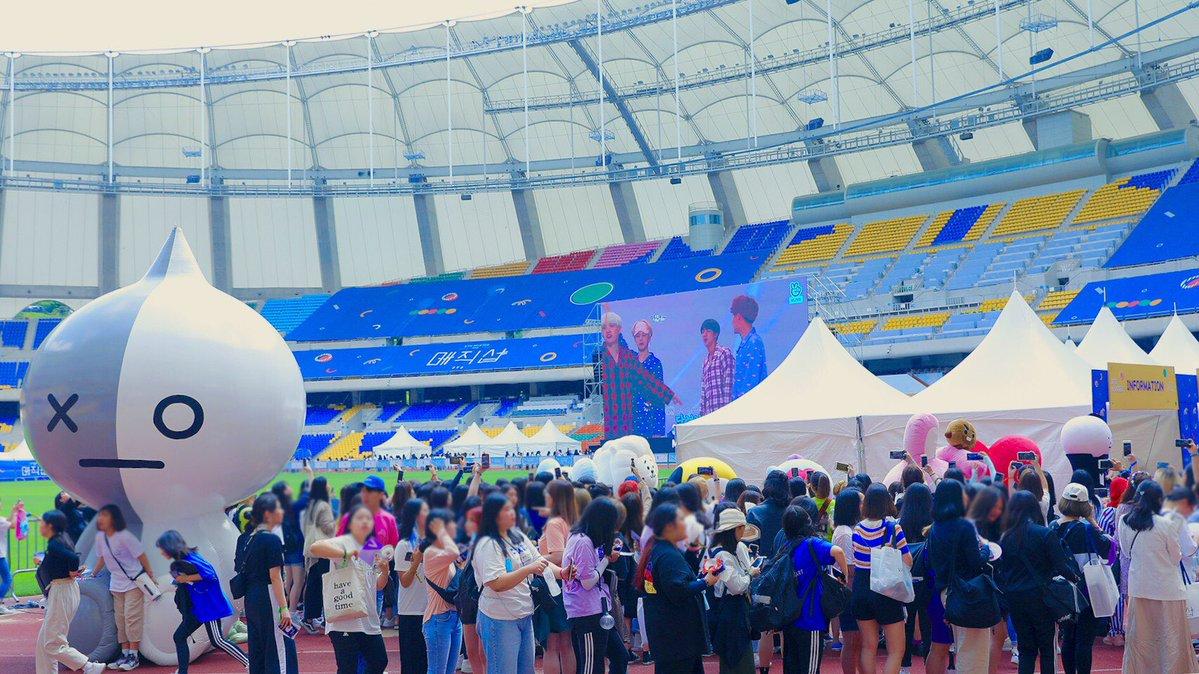 cyntia_giraldo's tweet photo. A magical moment at a magical place ✨
#Readyfor #NextMagic #BT21 https://t.co/mDCVvNO3MU