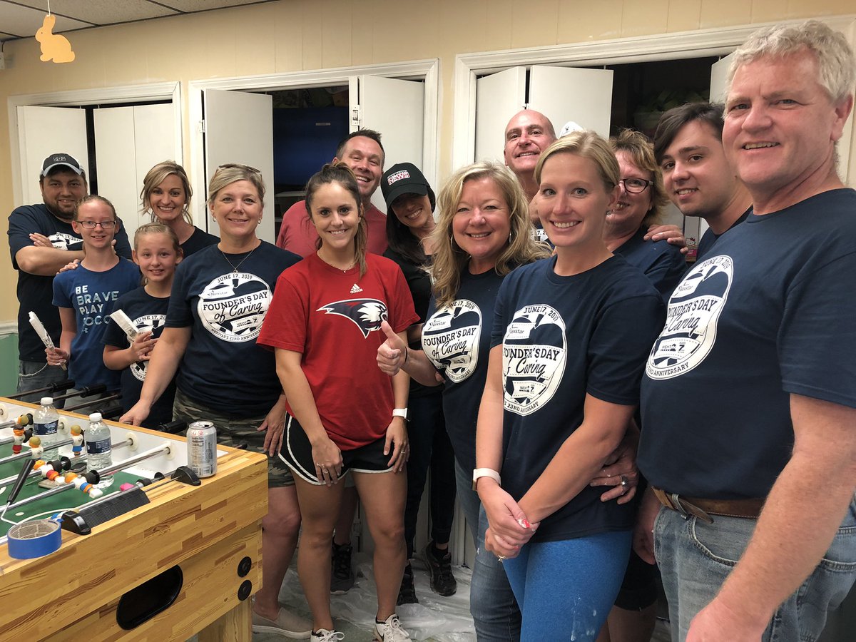 RonanRhodes's tweet photo. Giving The Parenting Time Center in downtown Evansville a fresh coat of paintπ§Ή
#EWNLocal
#NexstarCares https://t.co/pXb08cRpvy