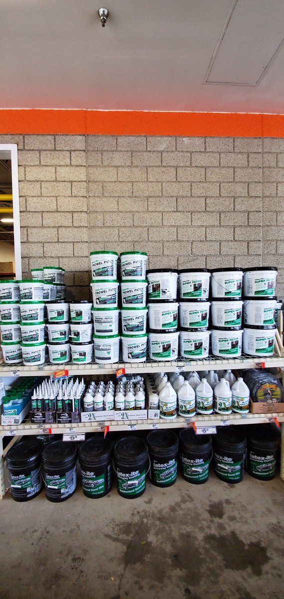 john_klippel's tweet photo. @maryanne_stl @HomeDepot4287 @KeithGracie4 @JasonArigoni packin out driveway sealer https://t.co/gAKomNTk7j