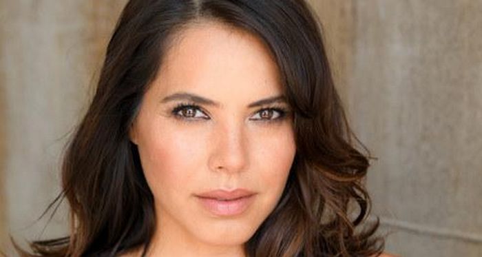 StarryMag's tweet photo. .@DesignatedNFLX fans see what new star @LindaElenaTovar said to Editor @NotYerAvgChick about the new season at https://t.co/xjIrCMwEsb! #DesignatedSurvivor https://t.co/4V7JItGrUg