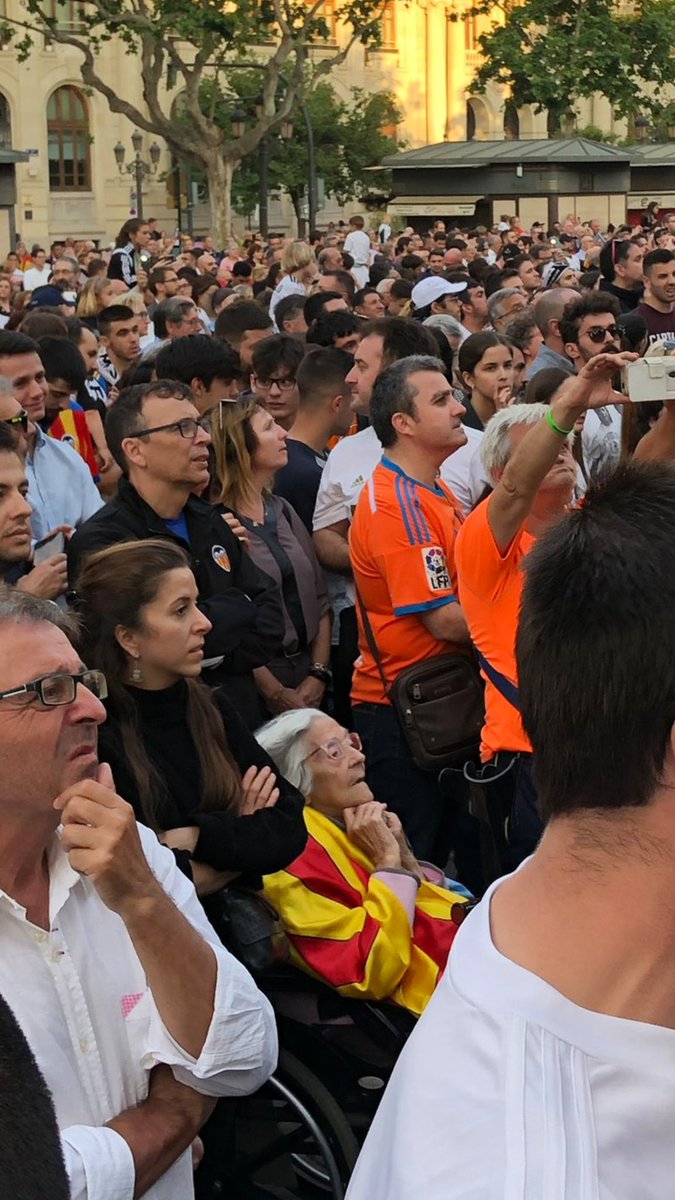 M'acaben de passar esta foto de la celebració del títol de Copa a la plaça de l'Ajuntament (desconec l'autor).
Que voleu que vos diga? Me pareix probablement la millor foto de totes les que he pogut vore
#pelldegallina