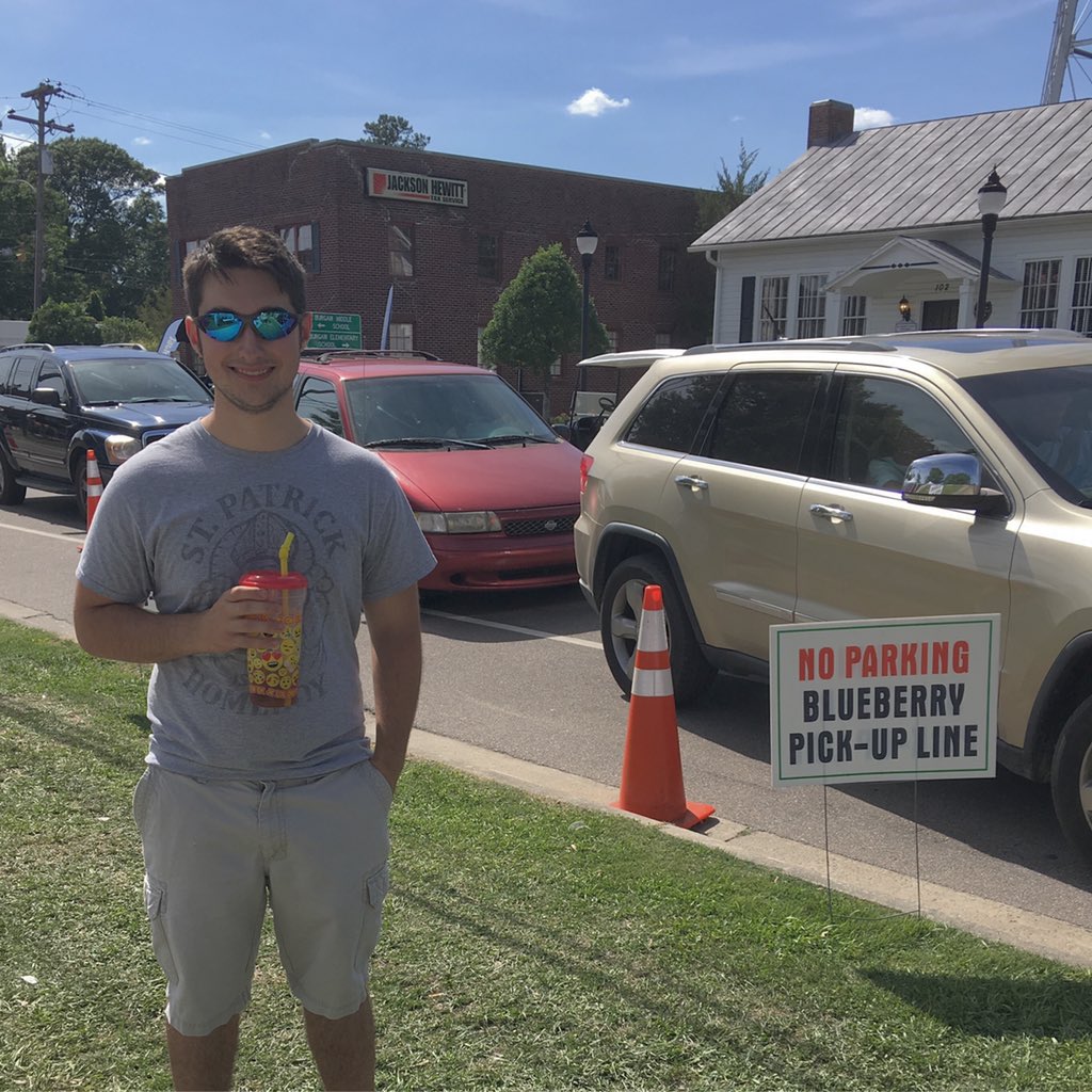 gr8ful4liam's tweet photo. Blueberry festival! Burgaw, NC https://t.co/H7FAtyGq6d