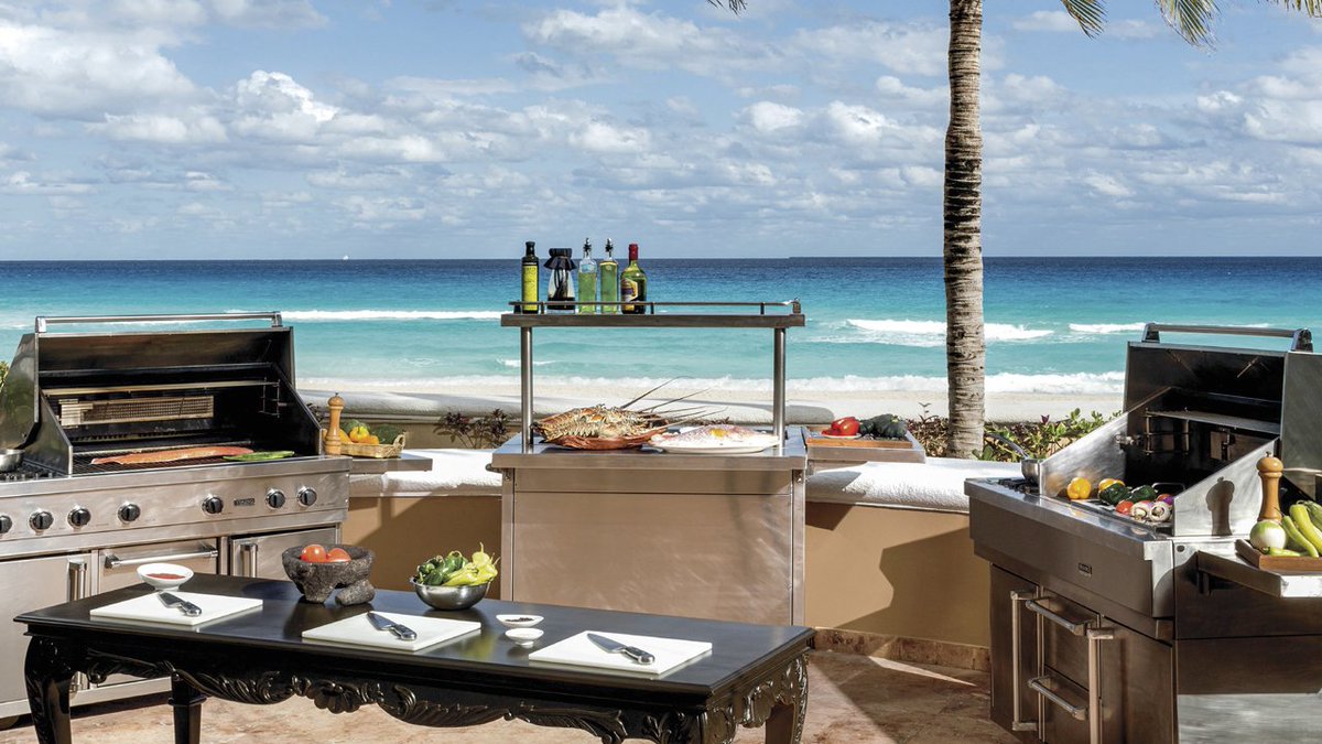 BIGLIFEMex's tweet image. El #CulinaryCenter del lujoso @RitzCarlton de Cancún ofrece una experiencia ideal para los apasionados a la cocina. 
¡Nada mejor que degustar de los sabores de México frente al mar Caribe! 🌴