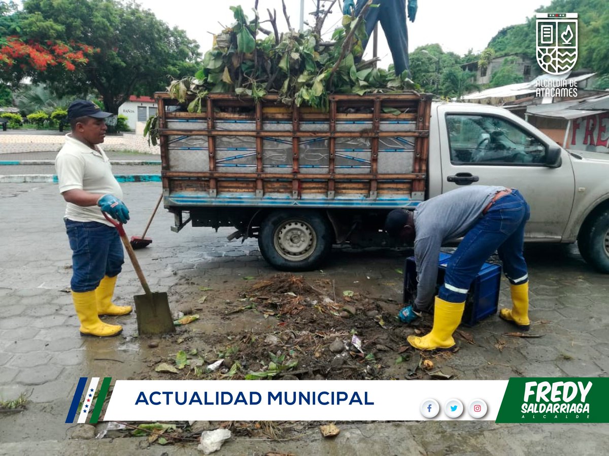 GadAtacames2019's tweet photo. Cumpliendo el compromiso de mejorar el ornato de nuestro cantón el alcalde Sr. Fredy Saldarriaga Corral, dispuso a la Brigada de parques y Jardines realice la limpieza del parque Central de la Parroquia Súa.
#Todossomosatacames https://t.co/jm6VAOIewn