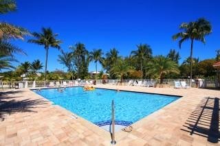 HolidayRoot's tweet image. A #townhouse on the water's edge with water views on 3 sides! The panoramic open water views from this unit are incredible! 
#HolidayRoot #Florida #FloridaKeys #UpperFloridaKeys #Islamorada #Travel #Stay #Vacation #Holiday #Booknow
Inquire Today &amp;amp; Book! ☺️
holidayroot.com/accommodation/…
