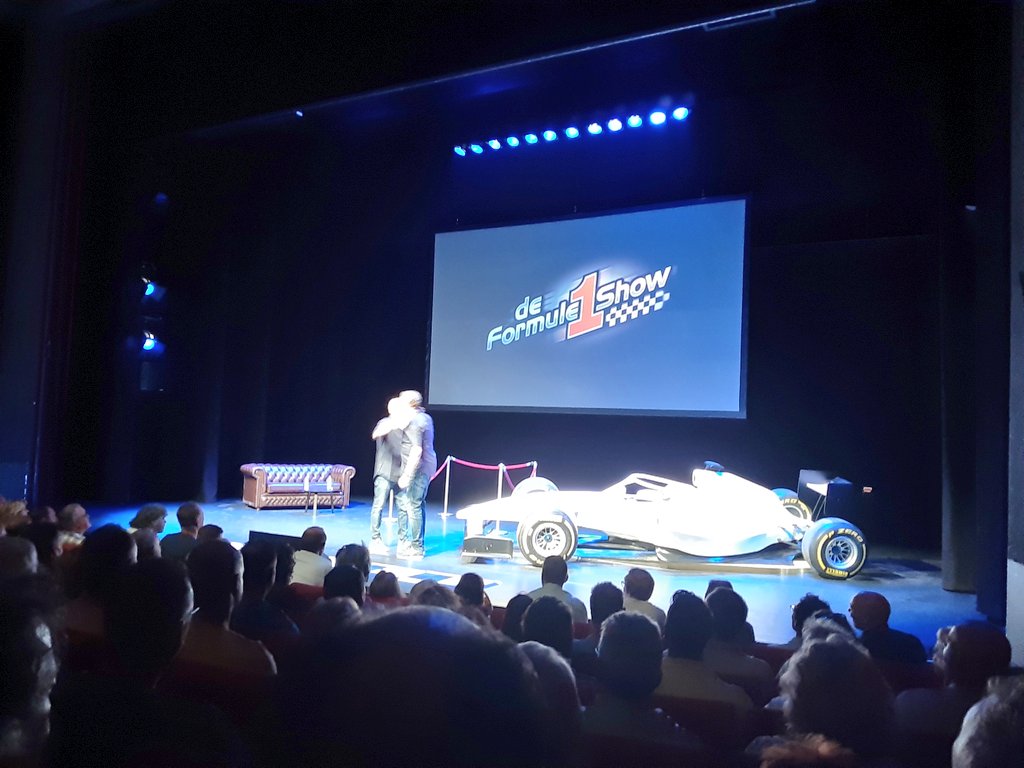 arjanschouten's tweet photo. Vollle zaal met dik 900 Rotterdammers in @LuxorTheater genoot van anekdotes @jackontracks en @Olav_Mol 
F1-college met veel vrolijke noten! https://t.co/75wFnAS9IX
