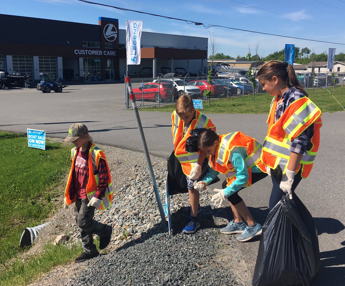 Neva_Murray78's tweet photo. Students in Grade 4-8 partnered together with the Whitefish Lions Club for our annual community cleanup. Great job Muskies! https://t.co/pGA0XsizOQ