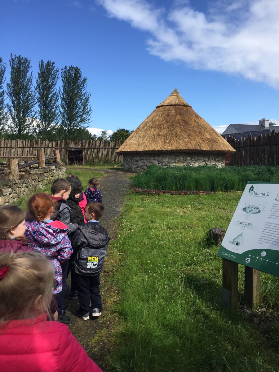 castleplunkett's tweet image. What a great school tour in             Dun Na Sī @dun_park We had so much fun learning about school and life in the old days... #ringforts #petfarm #fairies #fishermanscottage  @HISTORY @PDSTSciences