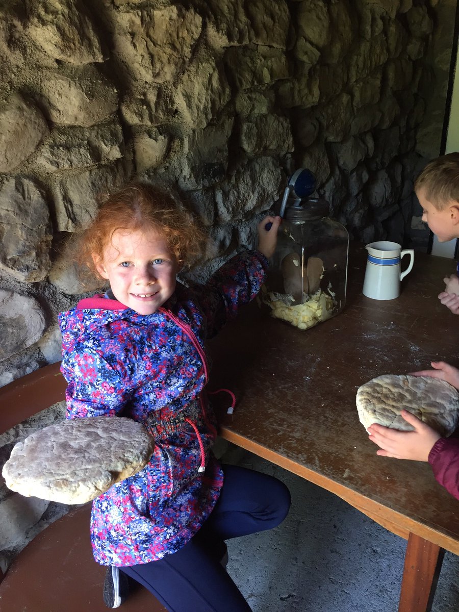 castleplunkett's tweet image. What a great school tour in             Dun Na Sī @dun_park We had so much fun learning about school and life in the old days... #ringforts #petfarm #fairies #fishermanscottage  @HISTORY @PDSTSciences