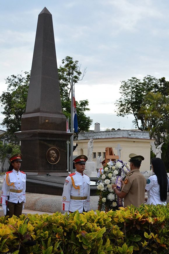 DiazCanelB's tweet photo. Nuestro homenaje al hijo insigne y entrañable del pueblo cubano en el 114 aniversario de su fallecimiento.  Máximo Gómez es uno de los héroes más queridos de las luchas cubanas por la independencia. #Fidel lo consideró: "un cubano por derecho". #SomoSCuba #SomosContinuidad https://t.co/rCnM1mst1D