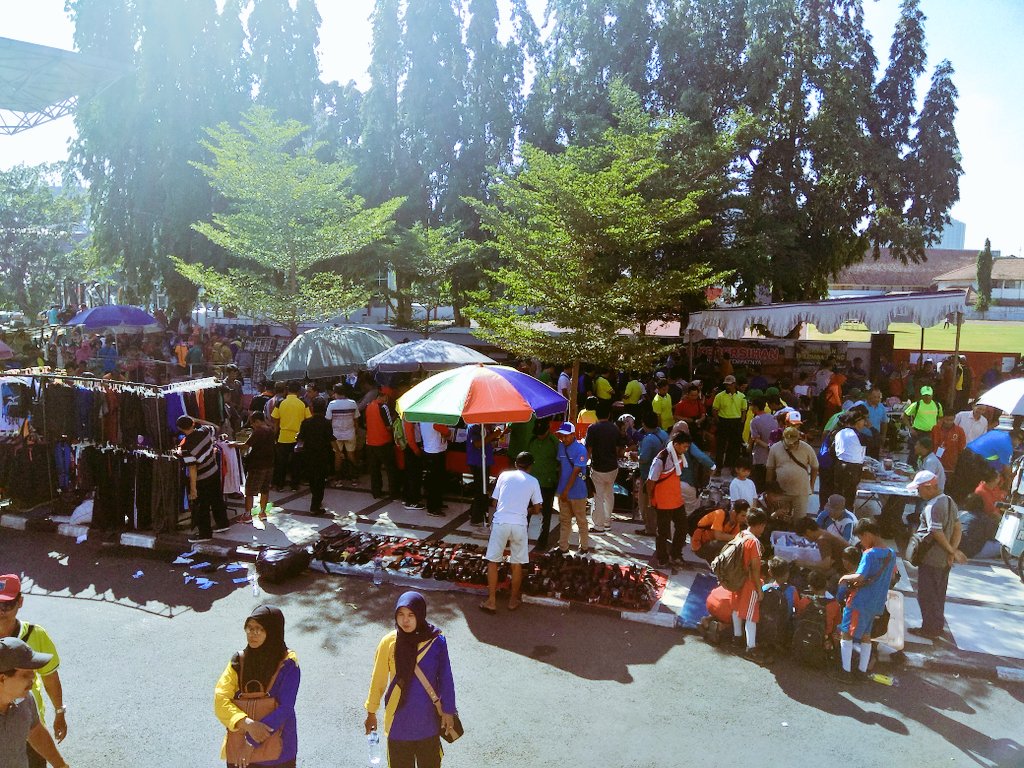 budparekrafjtg's tweet photo. Pernak pernik di luar pertandingan di sekitar GOR Mugas cukup menarik ada jual sovenir,kaos olahraga hingga alat dapur #PopdaSD #JatengGayeng https://t.co/cQDsbmOXk2
