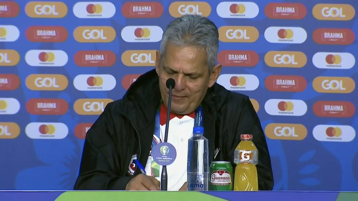 JCCortesgo's tweet photo. Esta imagen de Reinaldo Rueda habla de la difícil relación que tiene con la prensa. Anota las preguntas que le hacen ¿Por qué? Ya lo había dicho en una rueda de prensa anterior. Abajo, en el siguiente tuit, les dejó la rueda de prensa donde explica por qué hace esto.👇🏻👇🏻👇🏻 https://t.co/R43mISu3PD