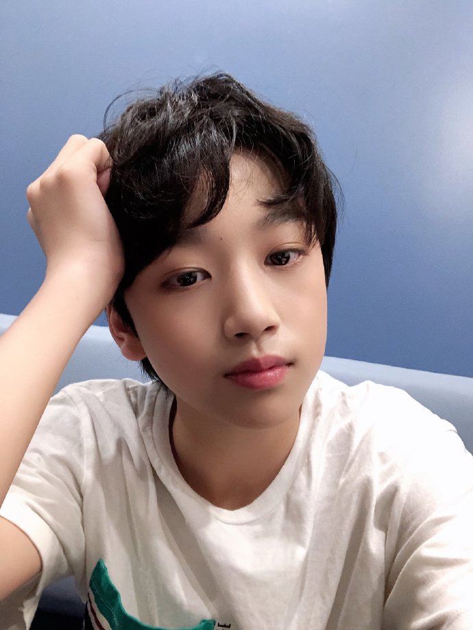 BoyStoryBook's tweet photo. [ official ] 190614 #BOYSTORY
- 
#Mingrui: Selfie practice~ Are those OK?
- https://t.co/jGCGlXUxBE
