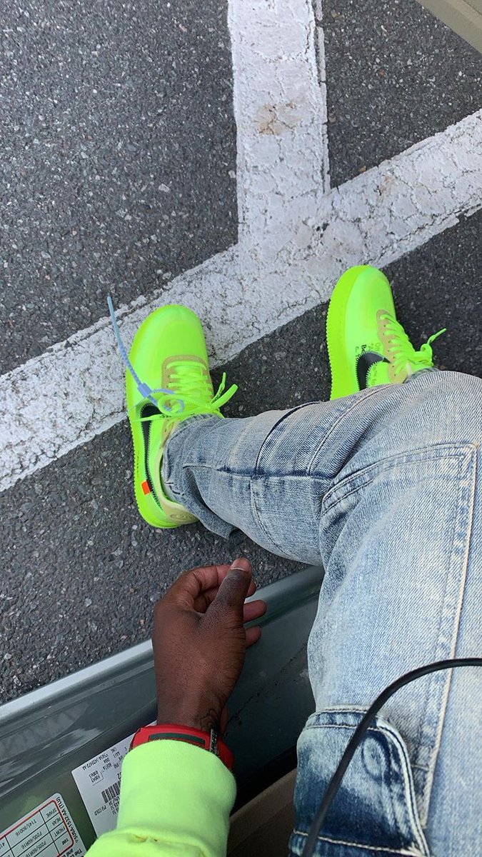 syncerecogdell's tweet photo. can we get a shoe pic thread going up 👀 https://t.co/IWFfawwZck