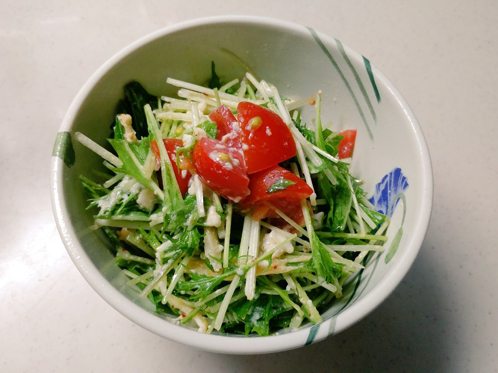 おつまみのソフトスルメイカが美味しいです✨

今回はスルメイカと水菜、チョレギサラダドレッシングを使ったパパッとサラダ作ってみました。
ドレッシングはなんでも合うと思います✨豆腐と水菜の組み合わせが好きなんです(๑´ㅂ`๑)ŧ‹"… 