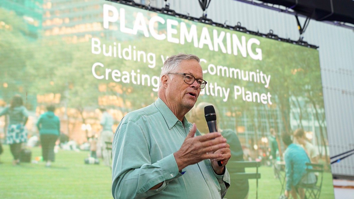 "The best places have the best social life,"

"We are all attracted to good places, we flourish in them,”

“We need a bench on every corner” 
<a href="/Fred_Kent/">Fred Kent</a> speaking at #PlacemakingWeekEurope:
lamarinadevalencia.com/news/48/264/fk…
<a href="/EuropePmw/">PMWEurope</a> <a href="/lamarinadevlc/">La Marina de València</a> 

#Placemaking #TheSocialLifeProject