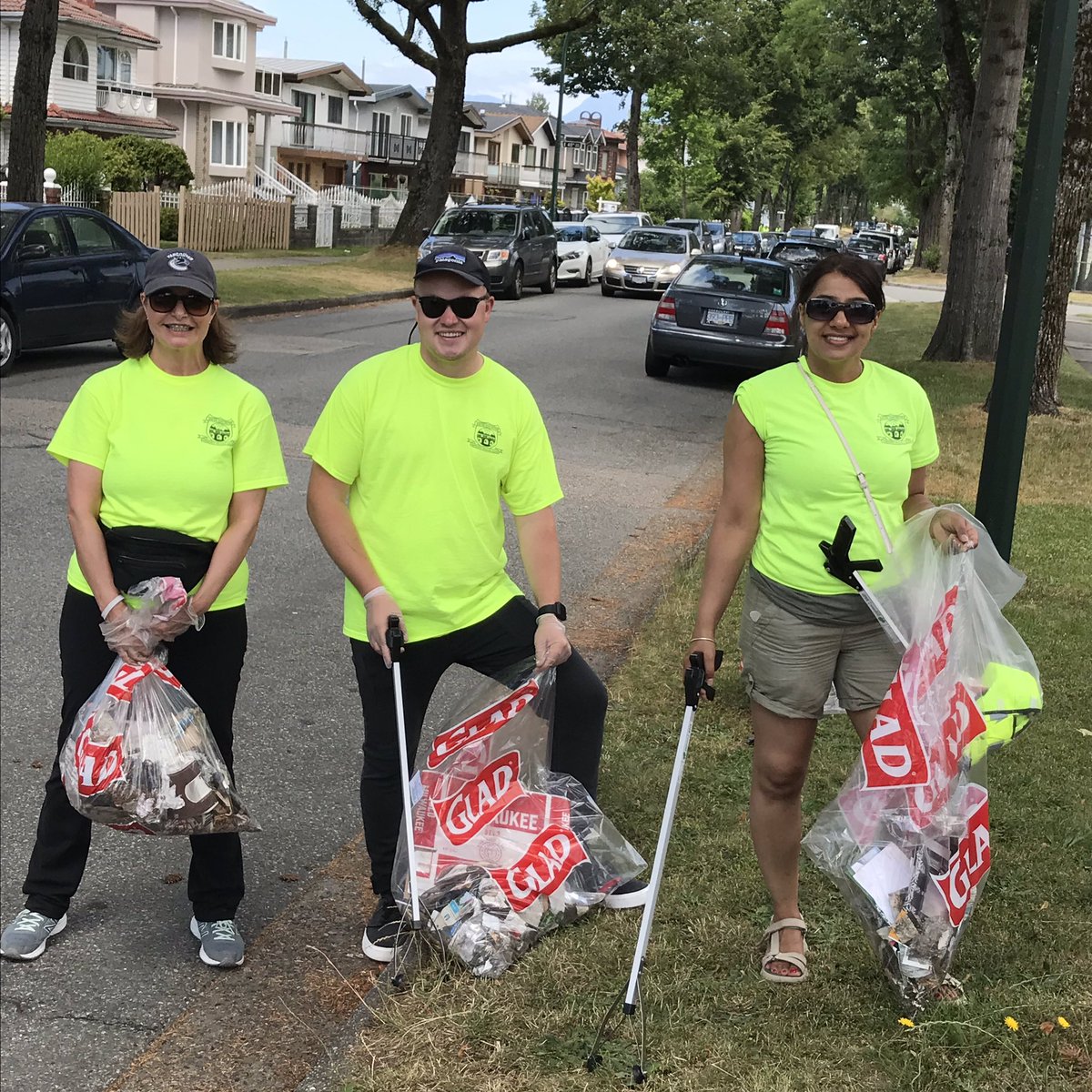 It was a busy Saturday in #SouthVancouver.  Thanks to @VDBIA1 for organizing the #CleanUpParty.  @svcpc had fun working together with  #Community members to #KeepVancouverSpectacular.  @greenestcity @CleanTogether 🍁@MyVancouver @VancouverPD #CommunityPolicing #Volunteers