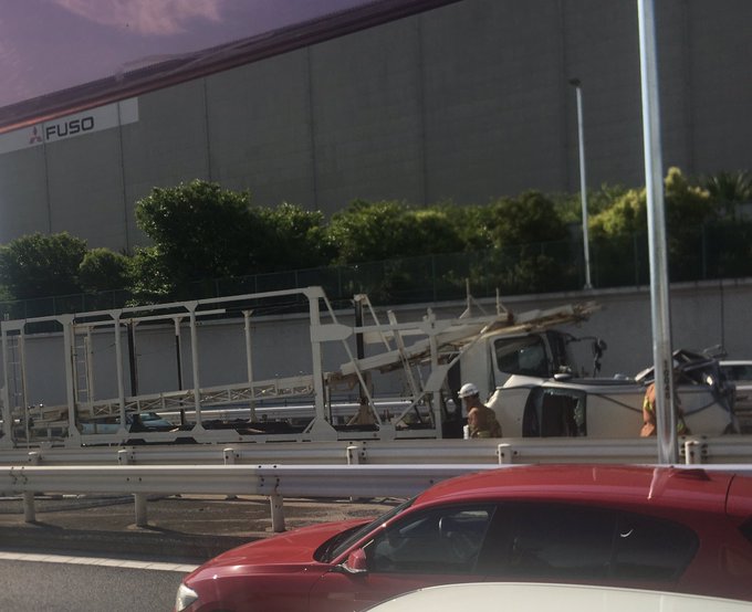 事故 首都高湾岸線 西行き東扇島付近で乗用車とトラックが事故 その影響で2車線規制され渋滞 まとめダネ