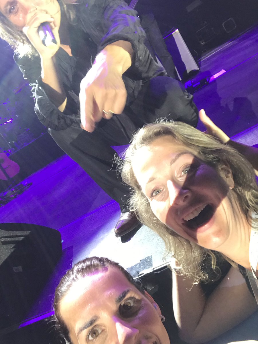 TeamSchelvis's tweet image. So funny: @OfficialMarkO tells you to keep the phone lower so he can be in the selfie #selfiesnotmything @AFASLive #awesomenight