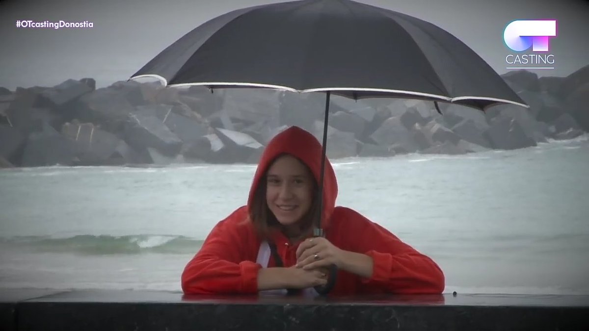 algoduelemas's tweet image. Hace un año estaba acompañando a su hermana en la lluvia para que cumpla su sueño y ahora esta acompañandola a todos lados con el exito de su primer single 🤧💛