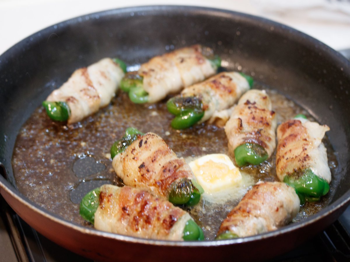 Yｕｕ 料理研究家 Pa Twitter 肉巻きピーマンのバター醤油照り焼き 半分に切ったピーマンに豚肉を巻き フライパンで焼いてタレを絡めるだけ 豚バラの旨味とバター醤油のパンチで ピーマンがモリモリいける また 蒸し焼きにすることで ピーマンが甘くなって