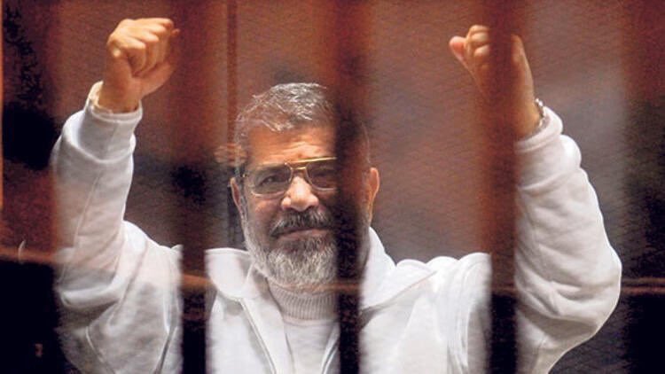 EAtbiner's tweet photo. Hücreme Kuran-ı Kerimin girmesini yasakladılar ama onu 30 yıl önce ezberlediğimi unuttular ve ona  dokunabilmeyi çok isterim...

#MuhammedMursi https://t.co/3FEvpNKtWA
