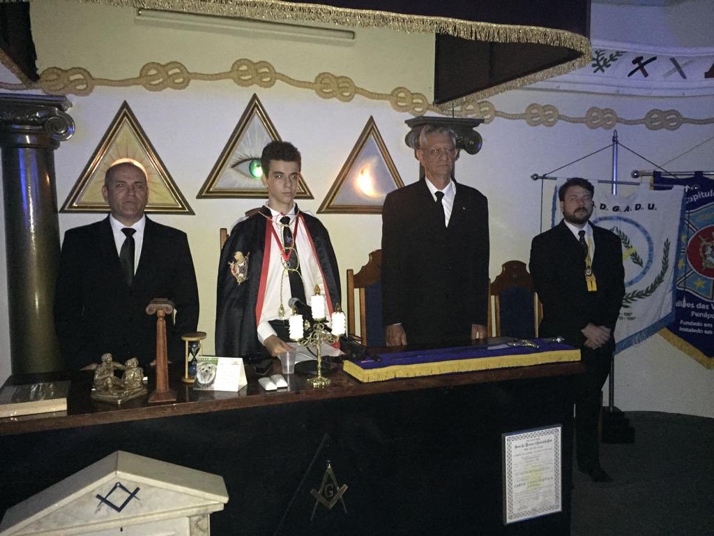 cap526's tweet photo. Nesse domingo (16/06) foi realizada a Cerimônia de Apresentação e de Boas Vindas dos 3 novos iniciáticos do Capítulo DeMolay Guardiões das Virtudes; Jairo Lemos, Mathias Correa e João Pedro Bertelli. Após a cerimônia, houve um Almoço. Nossos agradecimentos a eles e seus pais!!! https://t.co/pmMPM3mD25