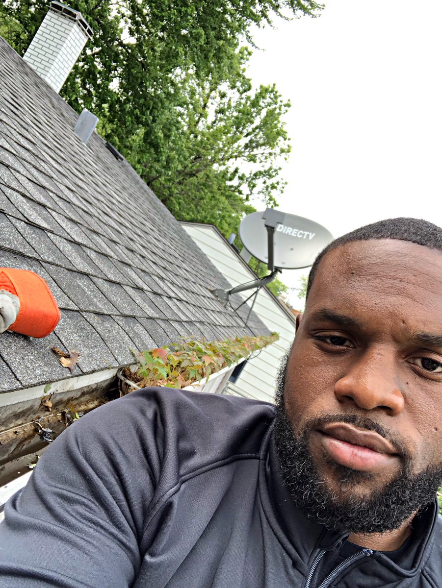 DaveDavenport_'s tweet photo. Cleaning my gutters and my neighbor asked me about DirecTV! Gave him a demo on my phone. #WorkingWhileWorking #DTV #GrindDoesntStop @PaulaVofGLM @dbustamante1210 @AsiaGLM_ @team_vallejo https://t.co/BIoN5NXNRd