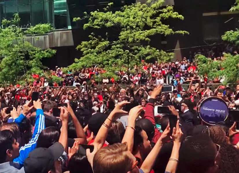 pipesdrums's tweet image. (Video) The largest live audience in pipe band history? Toronto Police perform for more than 2-million - pipesdrums.com/article/video-… #bagpipes #pipeband #WeTheNorthDay