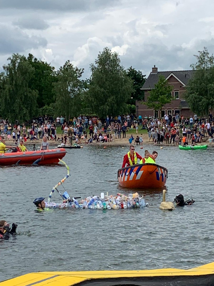 R__Lots's tweet photo. Fiets 'm erin, Vis mij d'r uit. @HDSR_waterschap deed mee met een plastic zwaan! #fietsfeest van @gemHouten Geen plastic in het milieu, ook voor kleine Flesjes @Statiegeldallia https://t.co/oG2UMmO3di