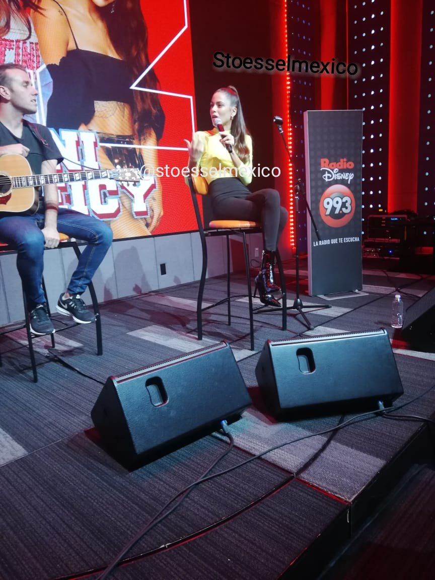 stoesselmexico's tweet photo. El público dijo sus "Consejos de amor" a @TiniStoessel ✨ #TiniFanEvent https://t.co/KEIh0mQerZ